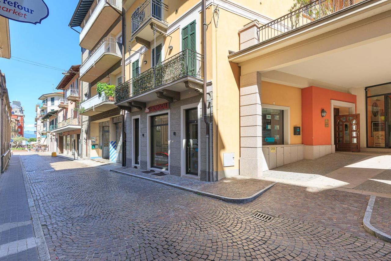 Dolfin - Nel Centro Di Stresa - By Impero House Apartment Luaran gambar